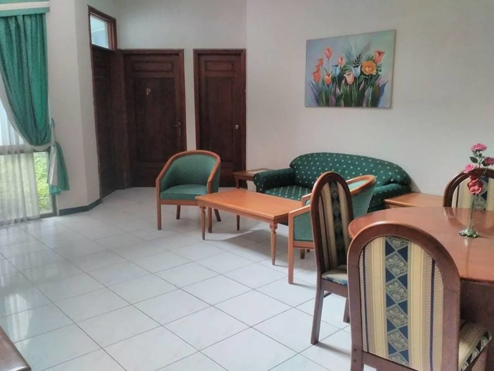 Hotel Istana Permata Juanda à Sawotratap Extérieur photo
