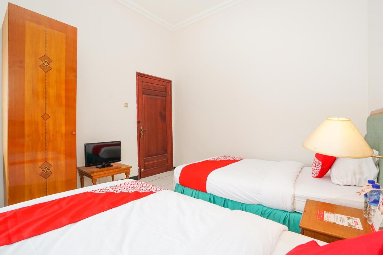 Hotel Istana Permata Juanda à Sawotratap Extérieur photo