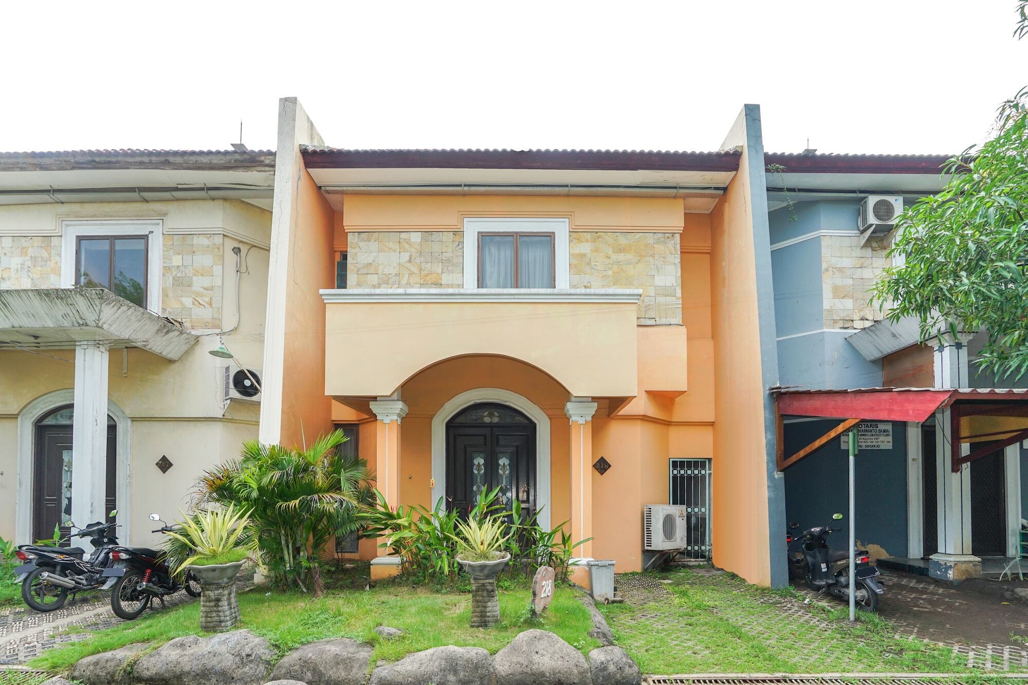Hotel Istana Permata Juanda à Sawotratap Extérieur photo